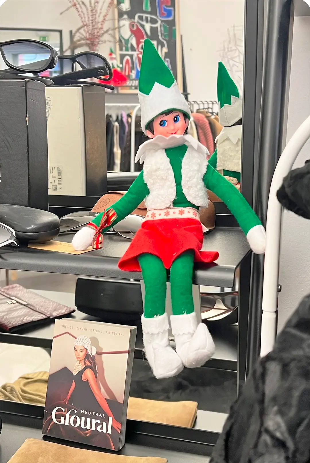 Un Lutin Farceurs® installé sur un présentoir, dans une boutique de prêt-à-porter